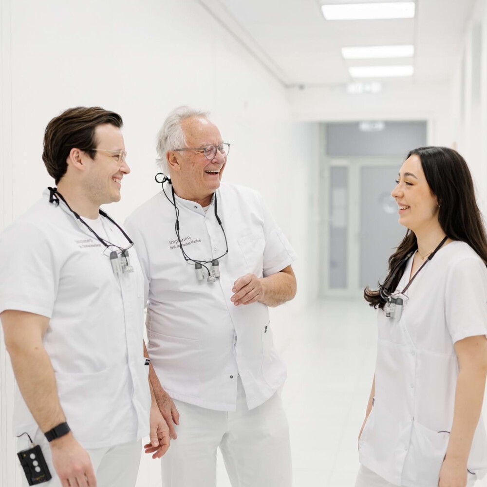 Prof. Wachtel, Dr. Maischberger und Dr. Bechstein aus der implaneo Dental Clinic für feste Zähne an einem Tag in München Bogenhausen, tauschen sich aus.